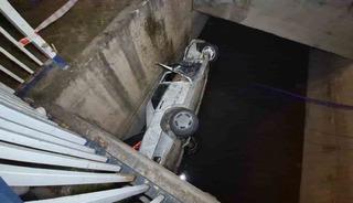 Eskişehir&rsquo;de kontrolden &ccedil;ıkan otomobil sulama kanalına u&ccedil;tu: 2 yaralı