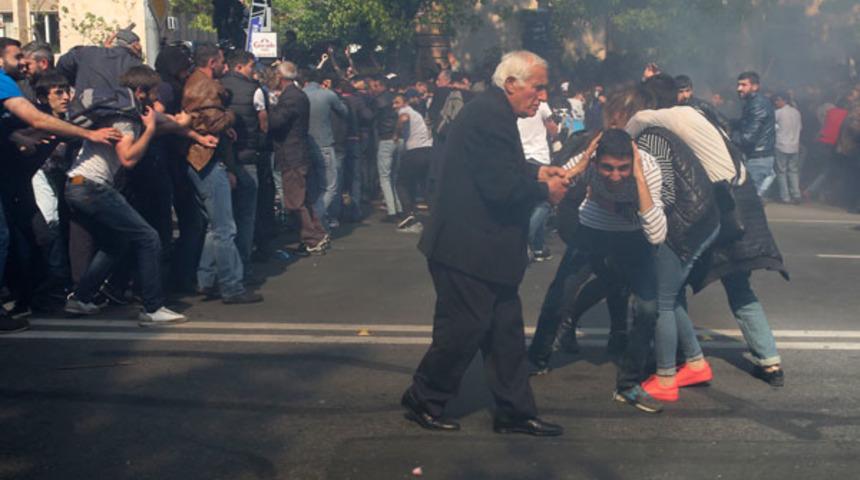 Ermenistan karıştı! İsyancılar ortalığı savaş alanına çevirdi