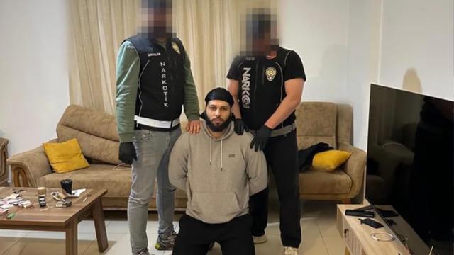 İnterpol kırmızı bültenle arıyordu: Türkiye'de G-58 tahdit koduyla kaydı vardı! Bakın nerede yakalandı