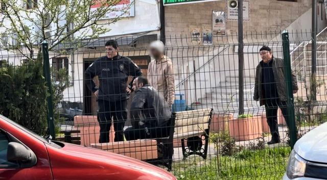 Caminin çatısına çıkan şahıs 2 saatlik çabanın sonunda ikna edilerek aşağı indirildi 6