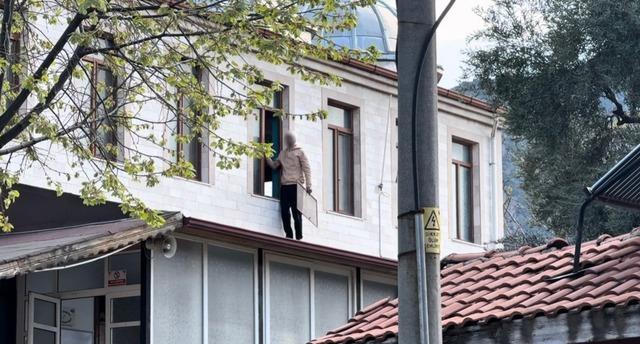 Caminin çatısına çıkan şahıs 2 saatlik çabanın sonunda ikna edilerek aşağı indirildi 5