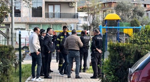 Caminin çatısına çıkan şahıs 2 saatlik çabanın sonunda ikna edilerek aşağı indirildi 4