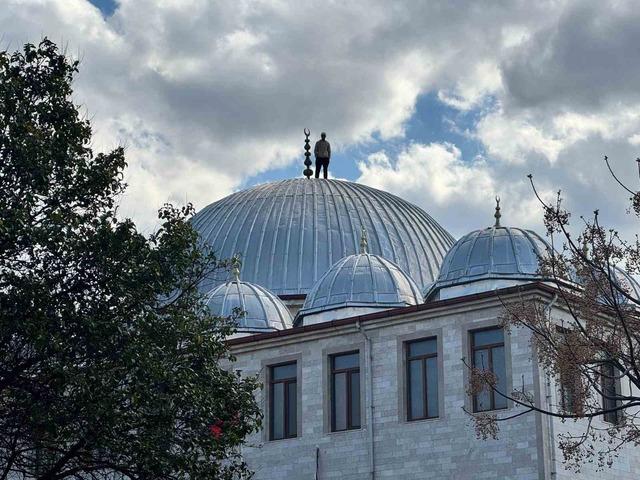 Caminin çatısına çıkan şahıs 2 saatlik çabanın sonunda ikna edilerek aşağı indirildi 3