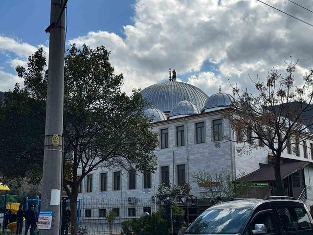 Caminin çatısına çıkan şahıs 2 saatlik çabanın sonunda ikna edilerek aşağı indirildi 2