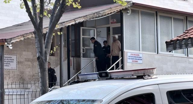 Caminin çatısına çıkan şahıs 2 saatlik çabanın sonunda ikna edilerek aşağı indirildi 1