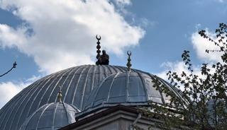 Caminin &ccedil;atısına &ccedil;ıkan şahıs 2 saatlik &ccedil;abanın sonunda ikna edilerek aşağı indirildi