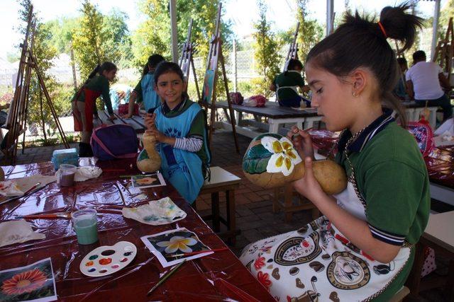 Öğrenciler su kabağı boyama ve tuval çalışmalarına başladı