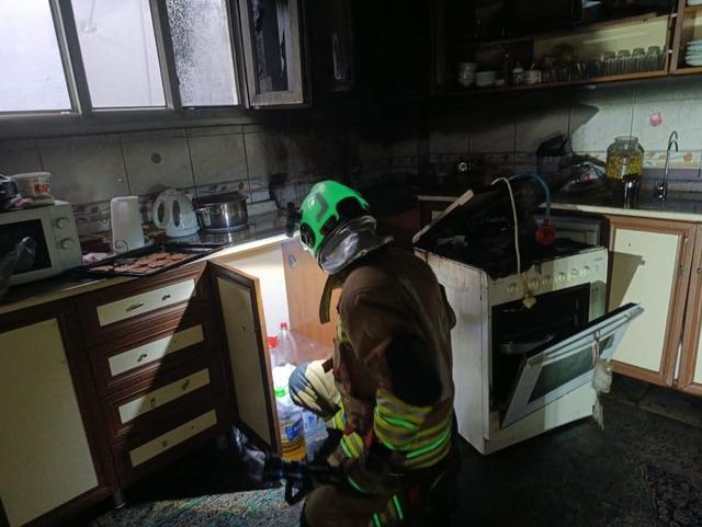 İskenderun&rsquo;da evin mutfağı alevlere teslim oldu 3