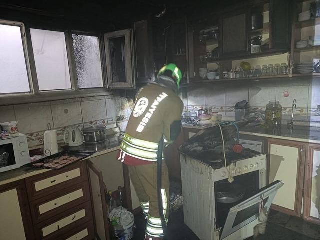 İskenderun&rsquo;da evin mutfağı alevlere teslim oldu 1