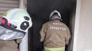 İskenderun’da evin mutfağı alevlere teslim oldu