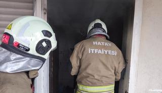 İskenderun&rsquo;da evin mutfağı alevlere teslim oldu
