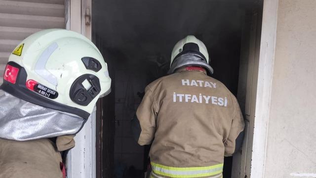 İskenderun’da evin mutfağı alevlere teslim oldu