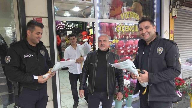 Kavga diye geldiler, &ccedil;i&ccedil;eklerle karşılandılar 3