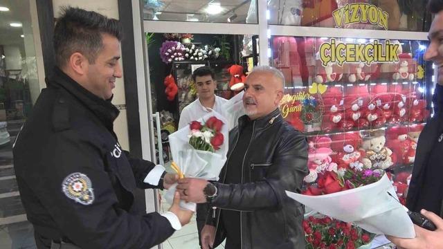 Kavga diye geldiler, &ccedil;i&ccedil;eklerle karşılandılar 2