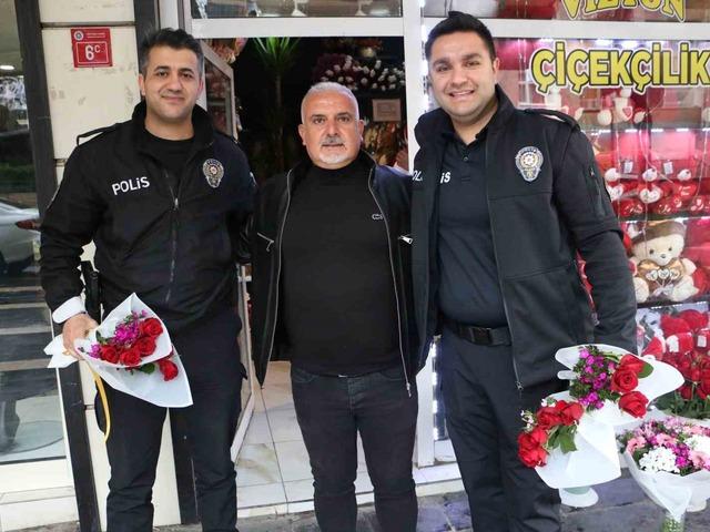 Kavga diye geldiler, &ccedil;i&ccedil;eklerle karşılandılar