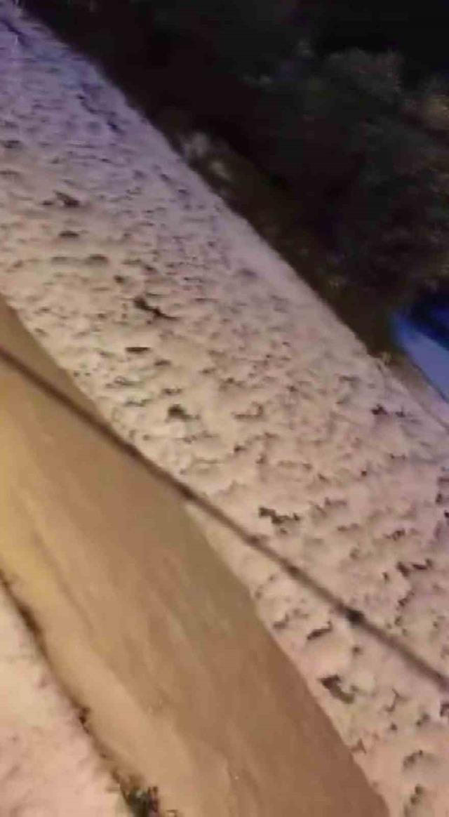 Dolu yağışı beyaza b&uuml;r&uuml;d&uuml; 1