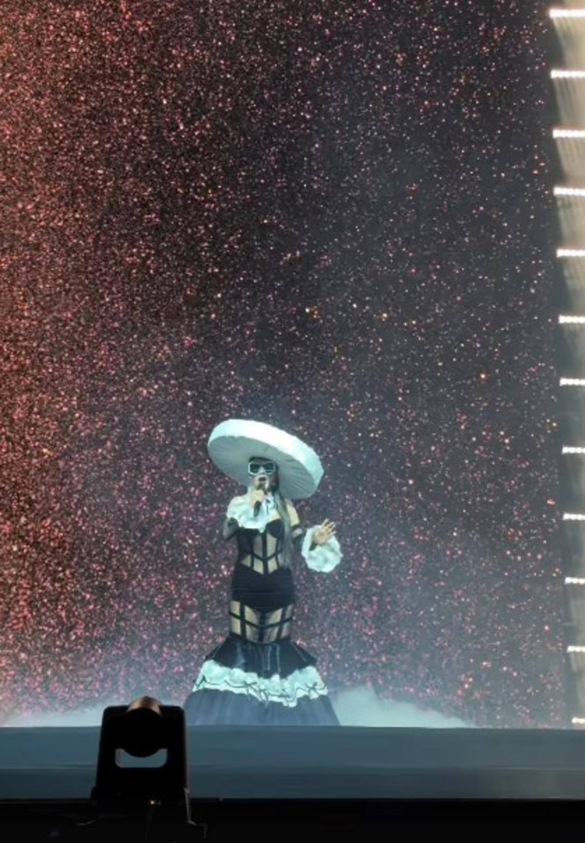 Hande Yener transparan elbisesiyle geceye damga vurdu! Bakan bir daha baktı 1