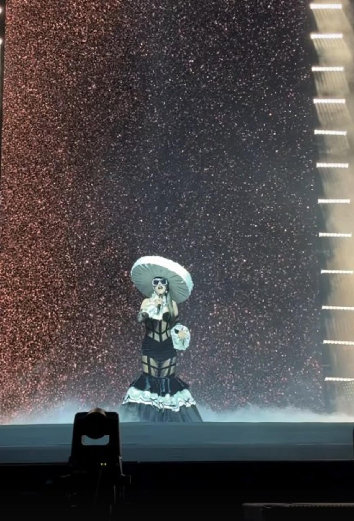 Hande Yener transparan elbisesiyle geceye damga vurdu! Bakan bir daha baktı 2