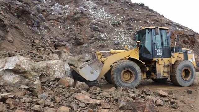 Erzurum’da heyelan! Yol kapandı