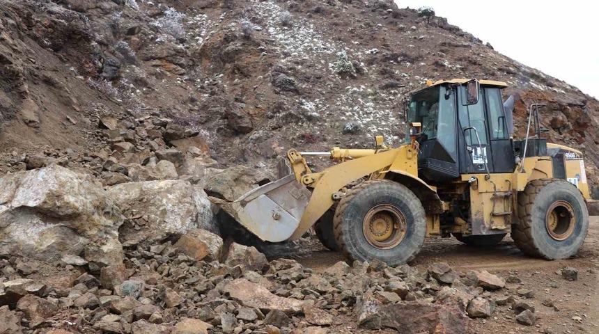 Erzurum&rsquo;da heyelan! Yol kapandı