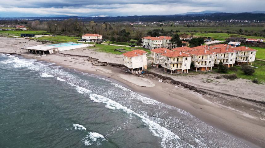 Sakarya'da kıyı erozyonu! Bir villa yıkılma tehlikesi yaşıyor