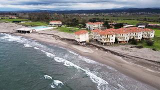 Sakarya'da kıyı erozyonu! Bir villa yıkılma tehlikesi yaşıyor