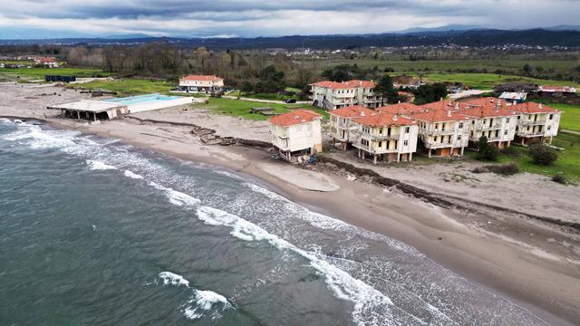 Sakarya'da kıyı erozyonu! Bir villa yıkılma tehlikesi yaşıyor