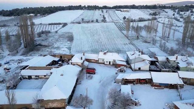 Nisan da yağan kar mahalleyi beyaz örtü ile kapladı 2