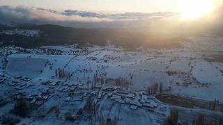 Nisan'da yağan kar mahalleyi beyaz örtü ile kapladı