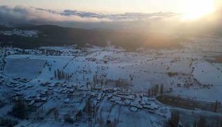 Nisan'da yağan kar mahalleyi beyaz &ouml;rt&uuml; ile kapladı