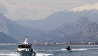 Suyun altını &uuml;st&uuml;ne getiriyor, can kurtarmak i&ccedil;in saniyelerle yarışıyorlar