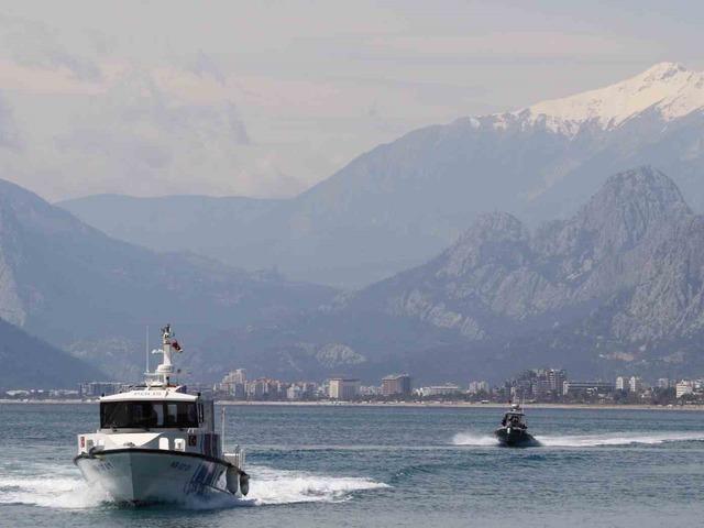 Suyun altını &uuml;st&uuml;ne getiriyor, can kurtarmak i&ccedil;in saniyelerle yarışıyorlar