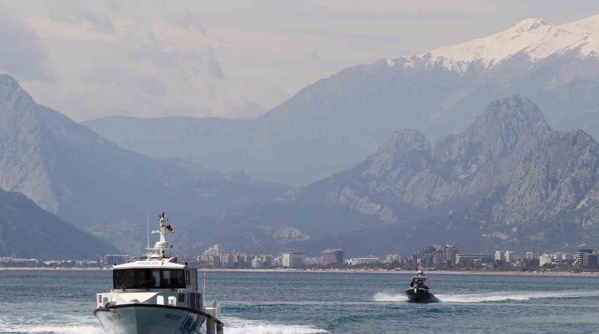 Suyun altını &uuml;st&uuml;ne getiriyor, can kurtarmak i&ccedil;in saniyelerle yarışıyorlar
