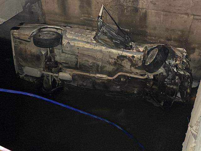 Eskişehir'de otomobil sulama kanalına d&uuml;şt&uuml;: 2 yaralı