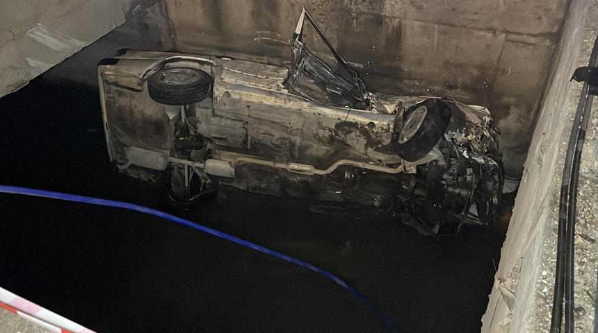 Eskişehir'de otomobil sulama kanalına d&uuml;şt&uuml;: 2 yaralı