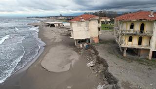 Karasu'da deniz 100 metre i&ccedil;eri girdi, villalar &ccedil;&ouml;kt&uuml;