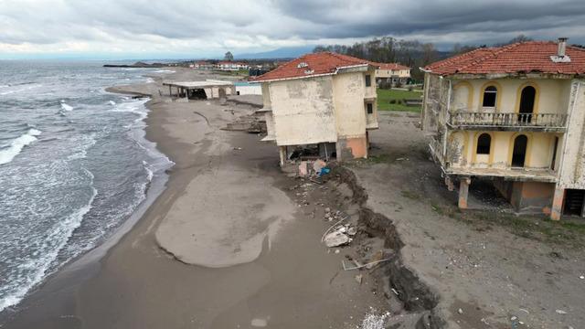 Karasu'da deniz 100 metre i&ccedil;eri girdi, villalar &ccedil;&ouml;kt&uuml;