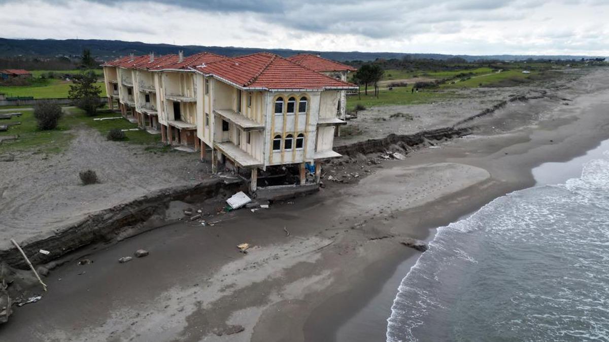 Karasu da deniz 100 metre içeri girdi, villalar çöktü 1