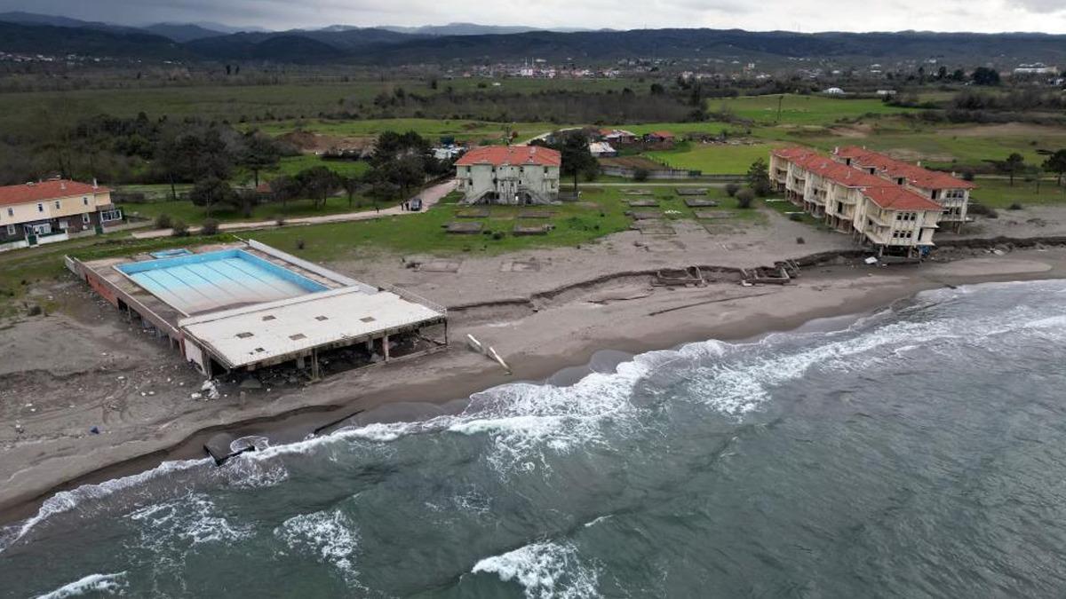 Karasu da deniz 100 metre içeri girdi, villalar çöktü 2