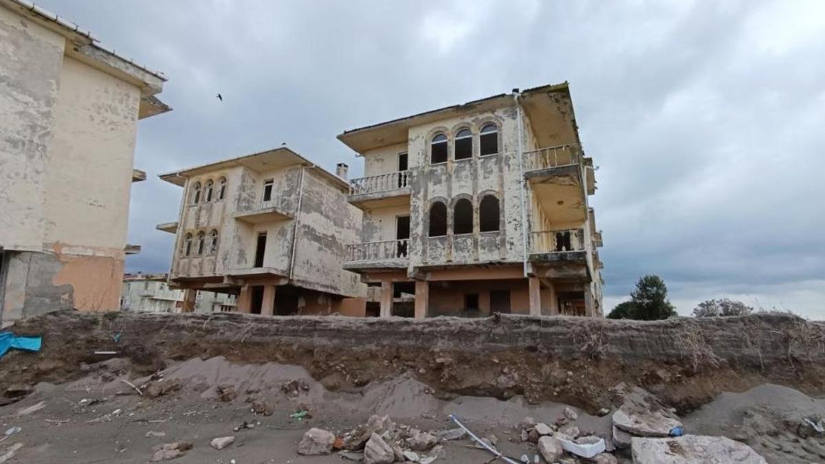 Karasu da deniz 100 metre içeri girdi, villalar çöktü 3