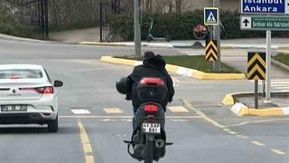 Hayat kurtaracak kaskı kolunda taşıdı