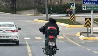 Hayat kurtaracak kaskı kolunda taşıdı