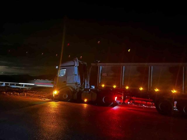 Aşkale&rsquo;de zincirleme kaza: 4 jandarma personeli yaralandı 1