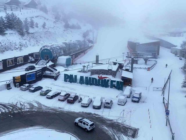 Paland&ouml;ken&rsquo;de kar kalınlığı 210 santimetreye ulaştı