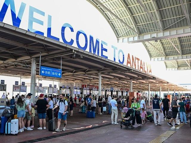 Antalya Havalimanı yılın ilk &ccedil;eyreğinde 3 milyondan fazla yolcuya hizmet verdi