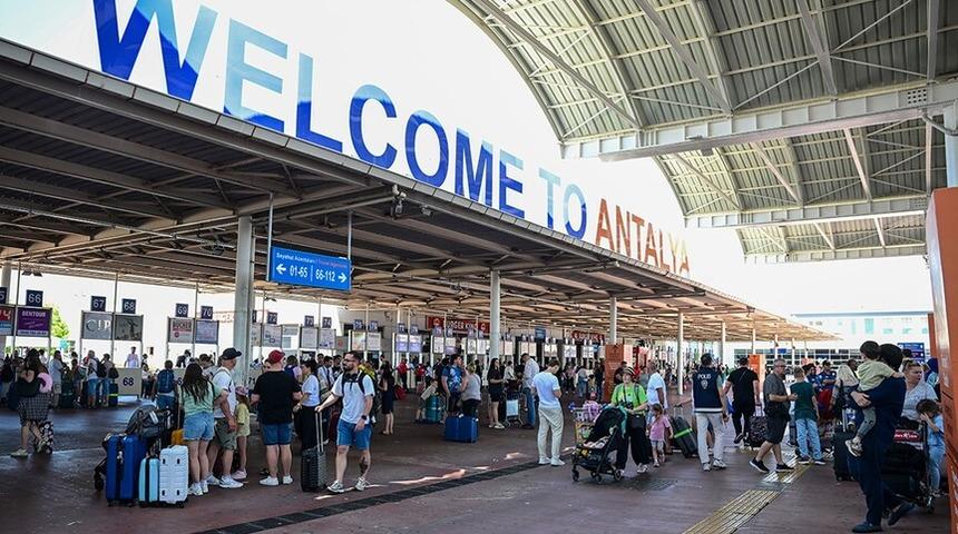 Antalya Havalimanı yılın ilk &ccedil;eyreğinde 3 milyondan fazla yolcuya hizmet verdi