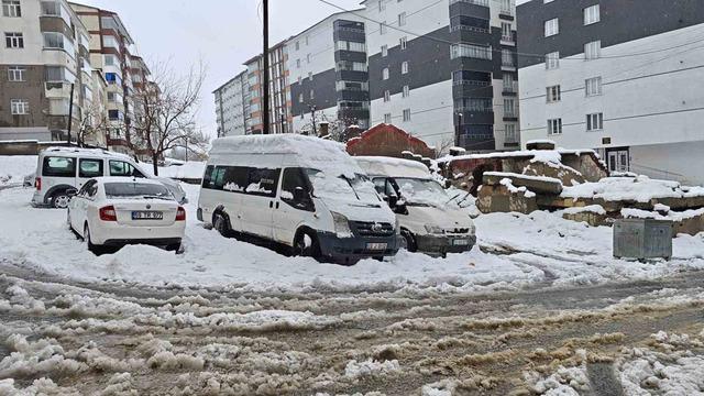 Kar durmak bilmiyor! 82 köy yolu ulaşıma kapandı