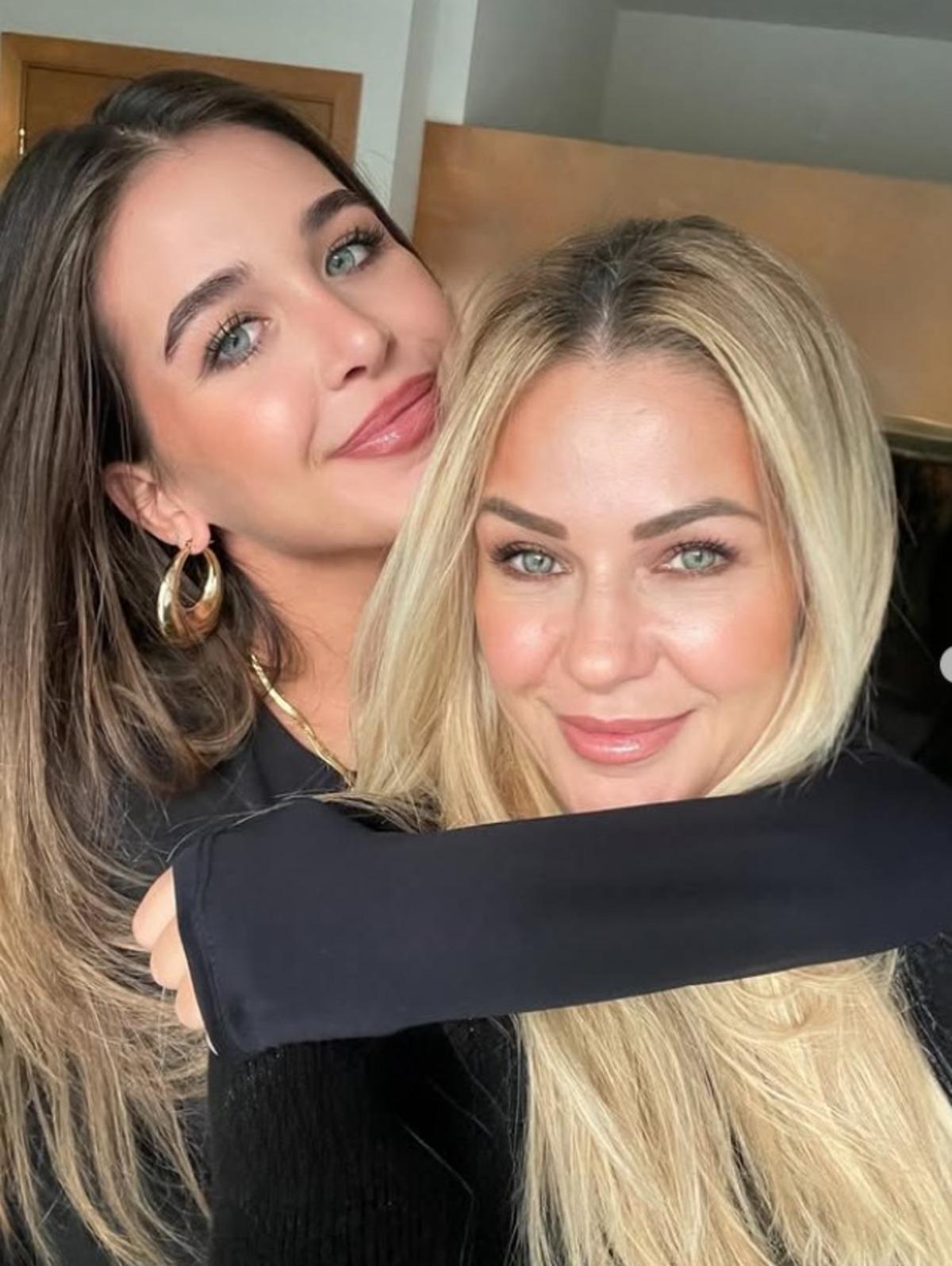 Emre Kınay ve Emine &Uuml;n &uuml;n kızı Duru g&uuml;zelliğiyle mest etti!  Annesinin aynısı   1