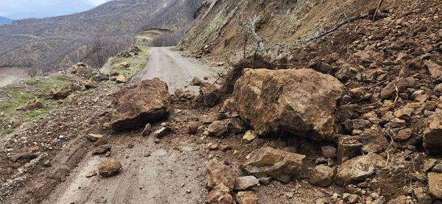 Elazığ&rsquo;da heyelan nedeniyle kapanan k&ouml;y yolu yeniden ulaşıma a&ccedil;ıldı 1