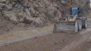 Elazığ’da heyelan nedeniyle kapanan köy yolu yeniden ulaşıma açıldı